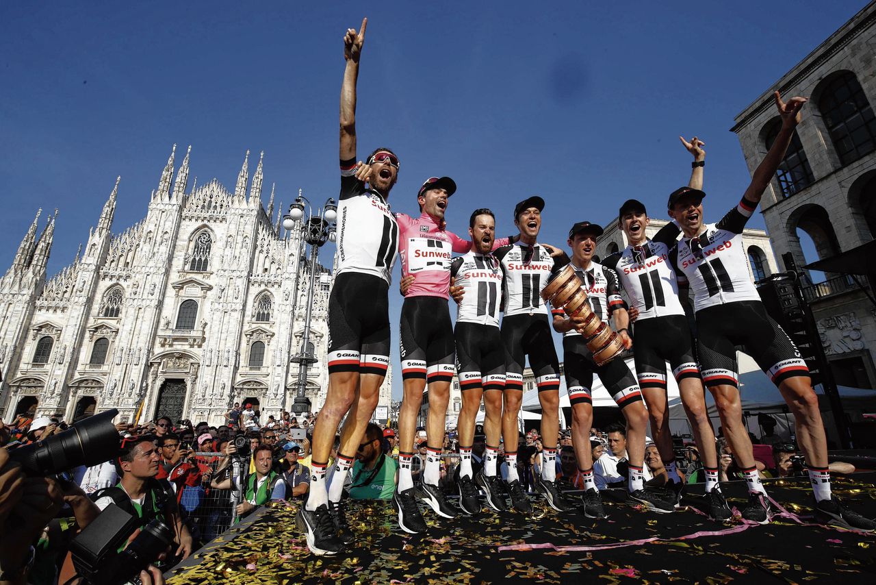 Tom Dumoulin en zijn ploeggenoten van Team Sunweb vieren in Milaan de eindoverwinning in de honderdste editie van de Giro d’Italia.