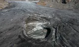 Wind -up mountain glacier ruins Swiss Bergdorp: huge dust layer covers the area