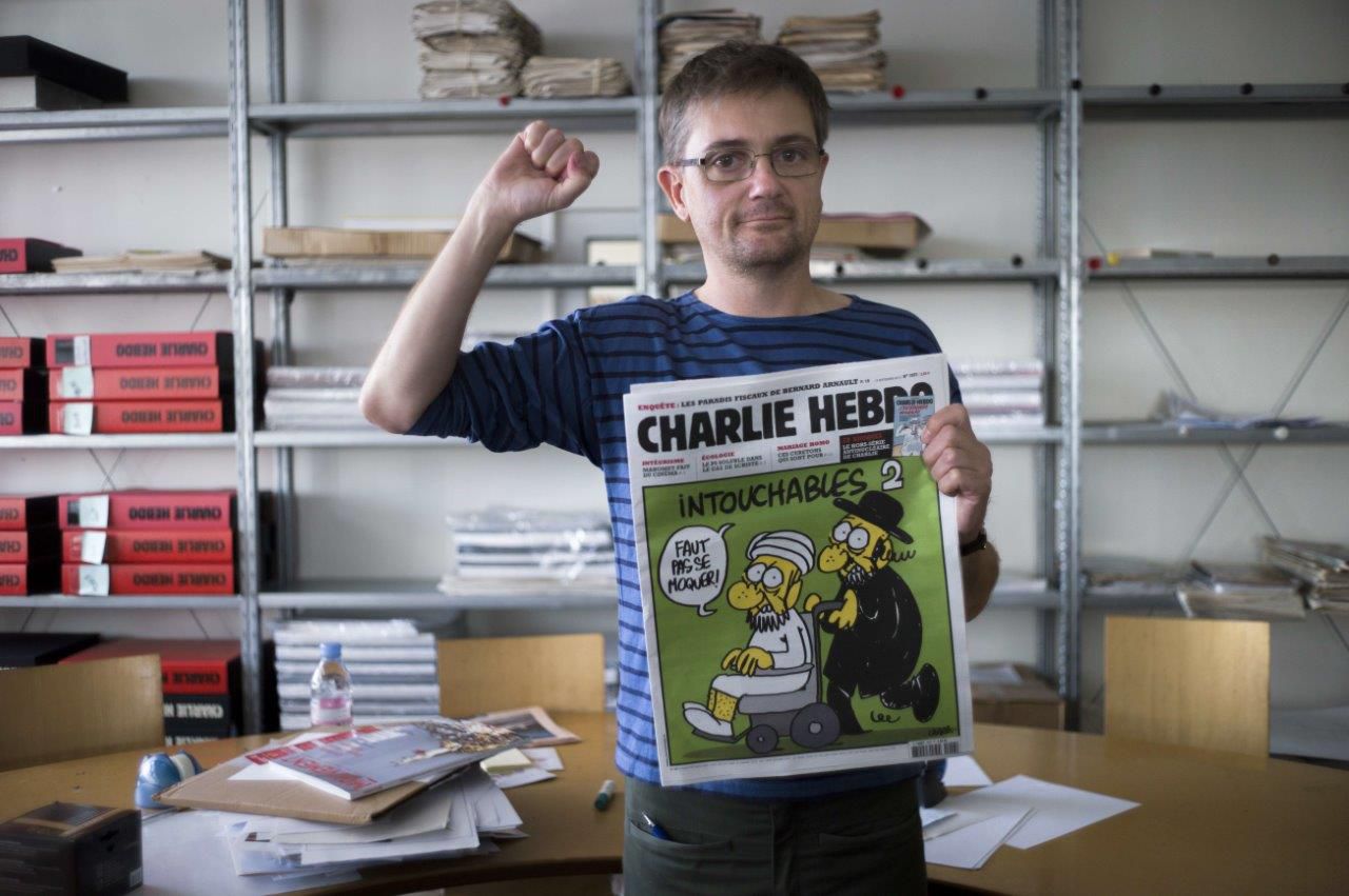 Hoofdredacteur "Charb' van het Franse satirische blad Charlie Hebdo met een omstreden editie van het blad in 2012.