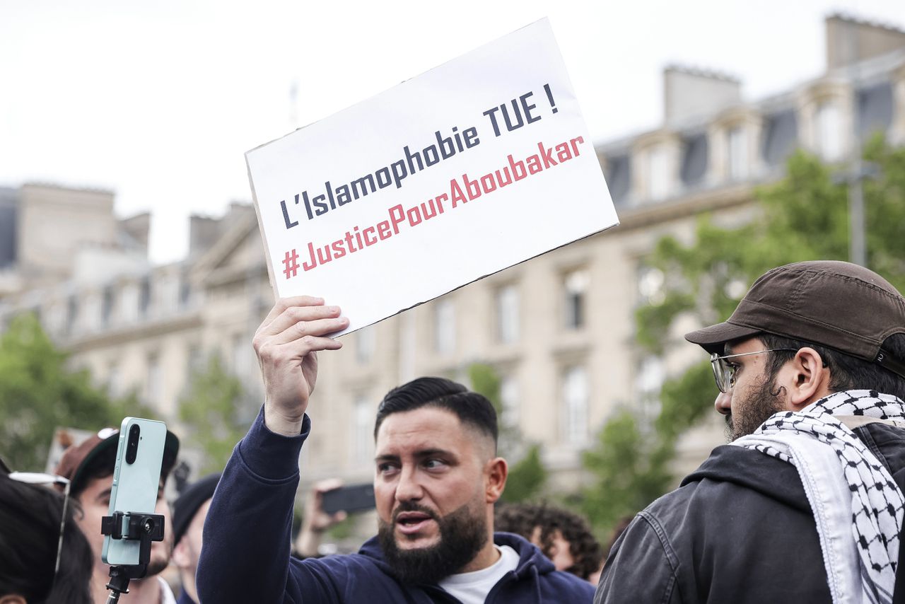 Suspect who stabbed the praying Muslim to death in southern France, reports at Italian police station
