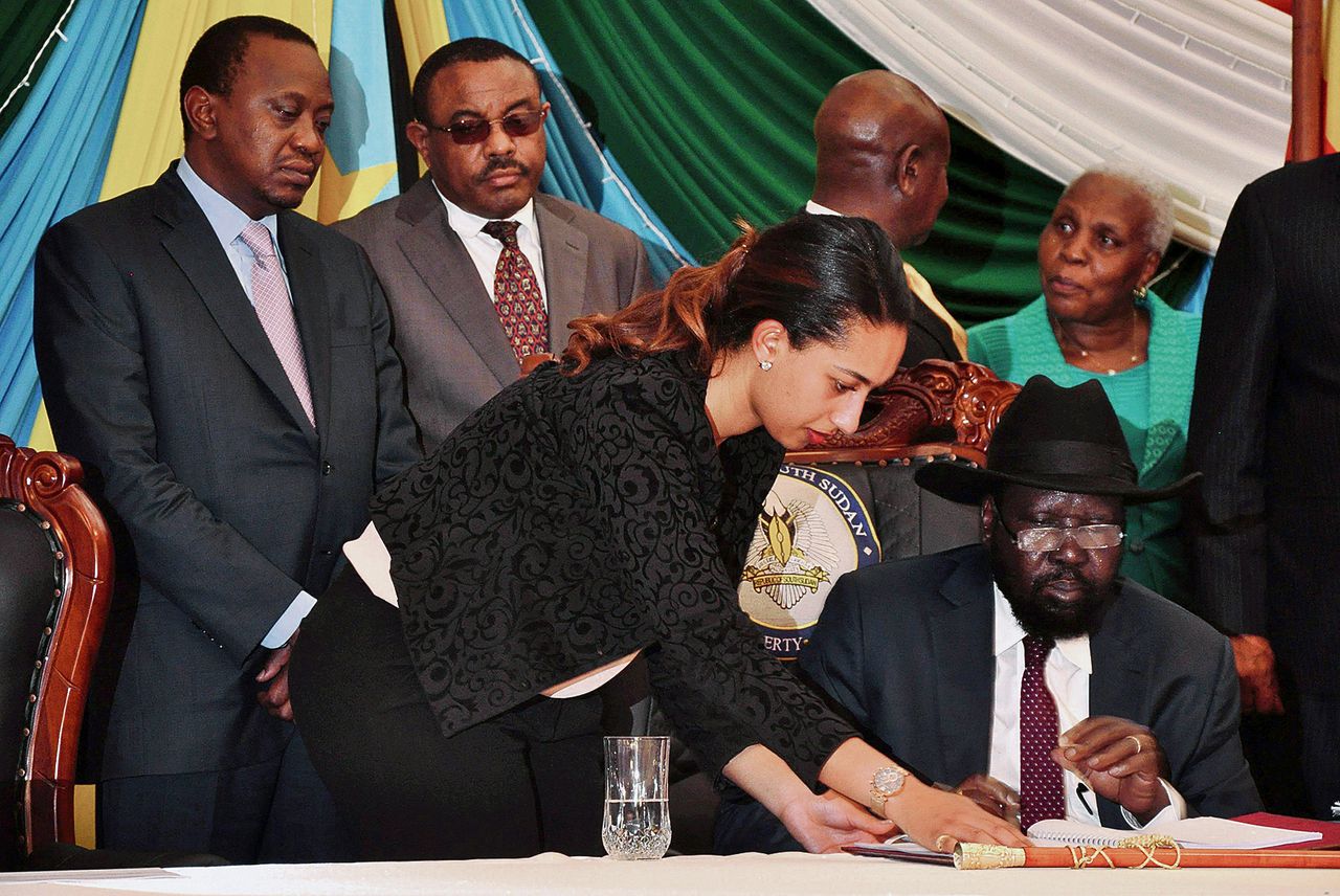 Salva Kiir tekent het akkoord, terwijl president Kenyatta (links) van Kenia en premier Desalegn van Ethiopië toekijken.