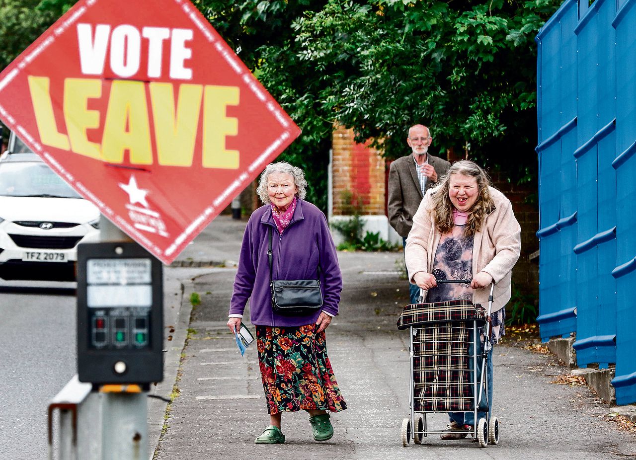 Kiezers in Belfast op weg naar de stembus op 23 juni, voor het referendum over het verlaten van de Europese Unie.Foto Paul Faith/ AFP