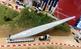 Deze maquette toont hoe de windturbinebladen vervoerd worden. 