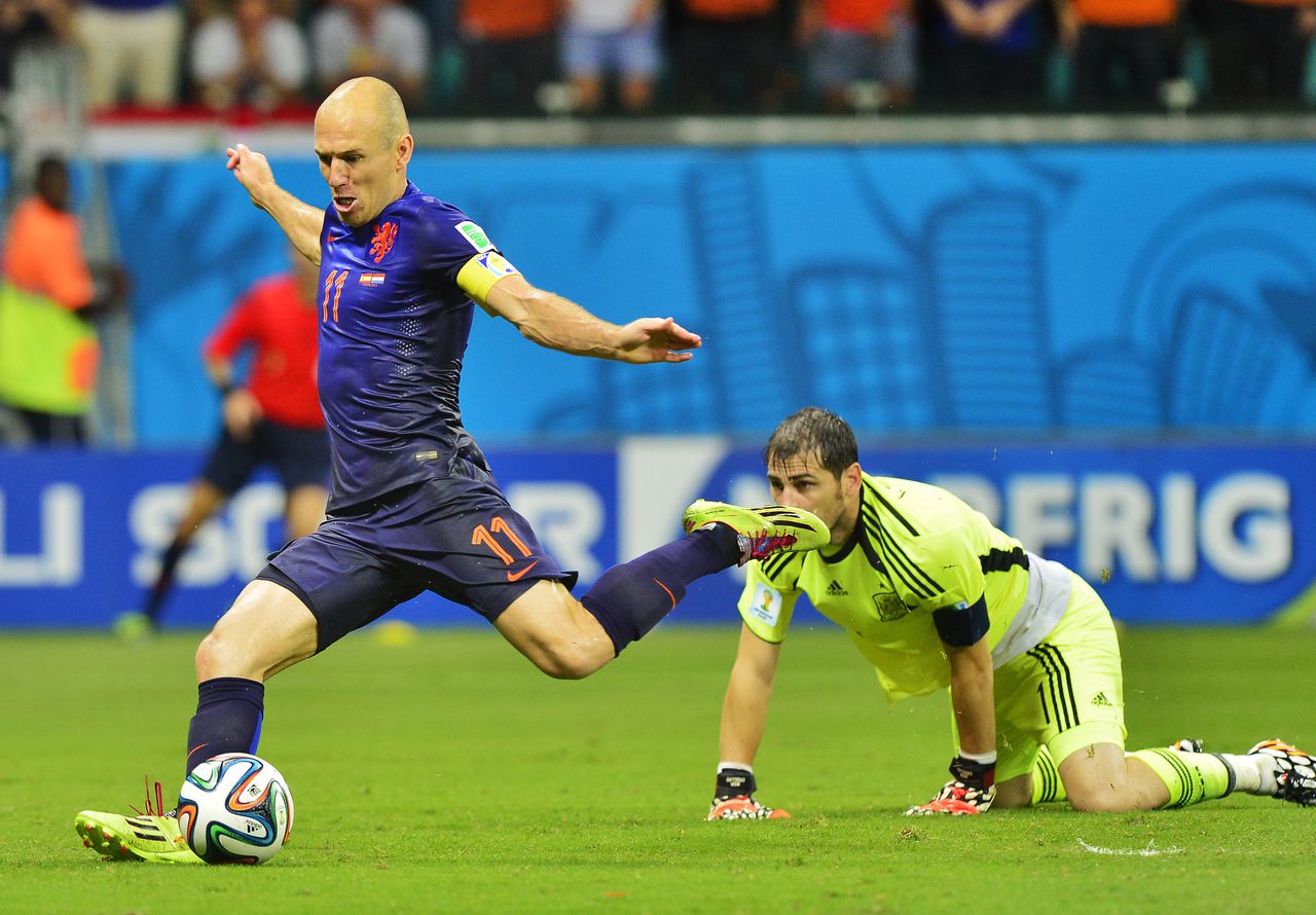 Arjen Robben scoort de 1-5 tijdens de wedstrijd Spanje-Nederland op het WK voetbal.