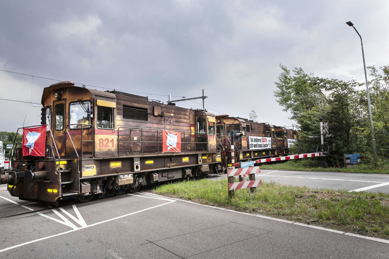 Locomotieven rijden bij het Tata Steel-terrein tijdens een actie van werknemers.