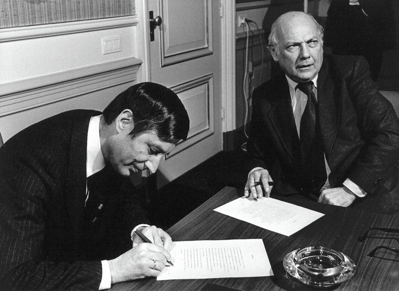 CDA’er Dries van Agt en PvdA’er Joop den Uyl tijdens de ondertekening van de overdrachtsstukken op het ministerie van Algemene Zaken in 1977.