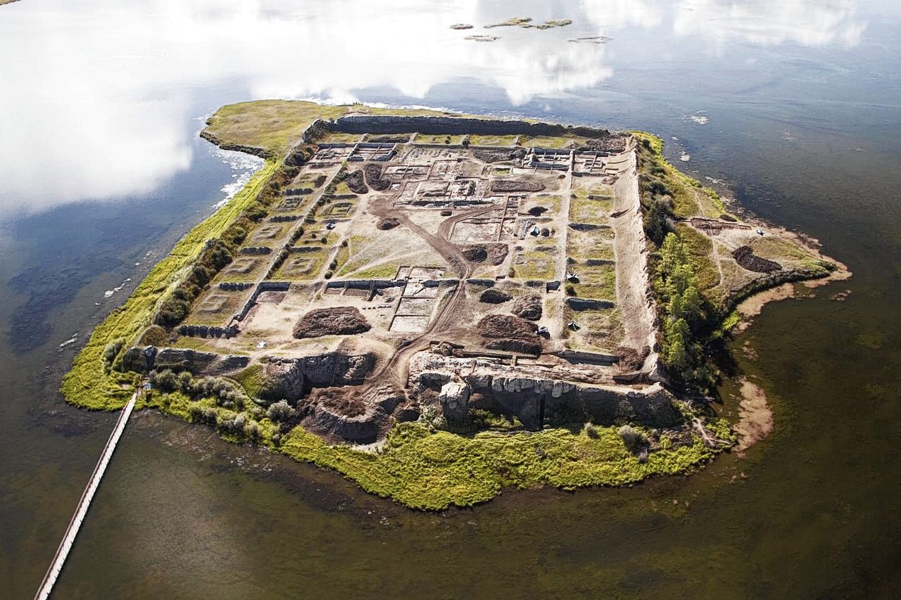 Luchtfoto van het eiland met daarop het in het jaar 777 gebouwde klooster.