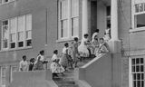 Een geïntegreerde school in het Amerika van de jaren zestig. Volgens essayiste Mary Hudson zijn openbare scholen in de ban van ‘een slachtoffercomplex’, dat de eigenwaarde van leerlingen krenkt.
