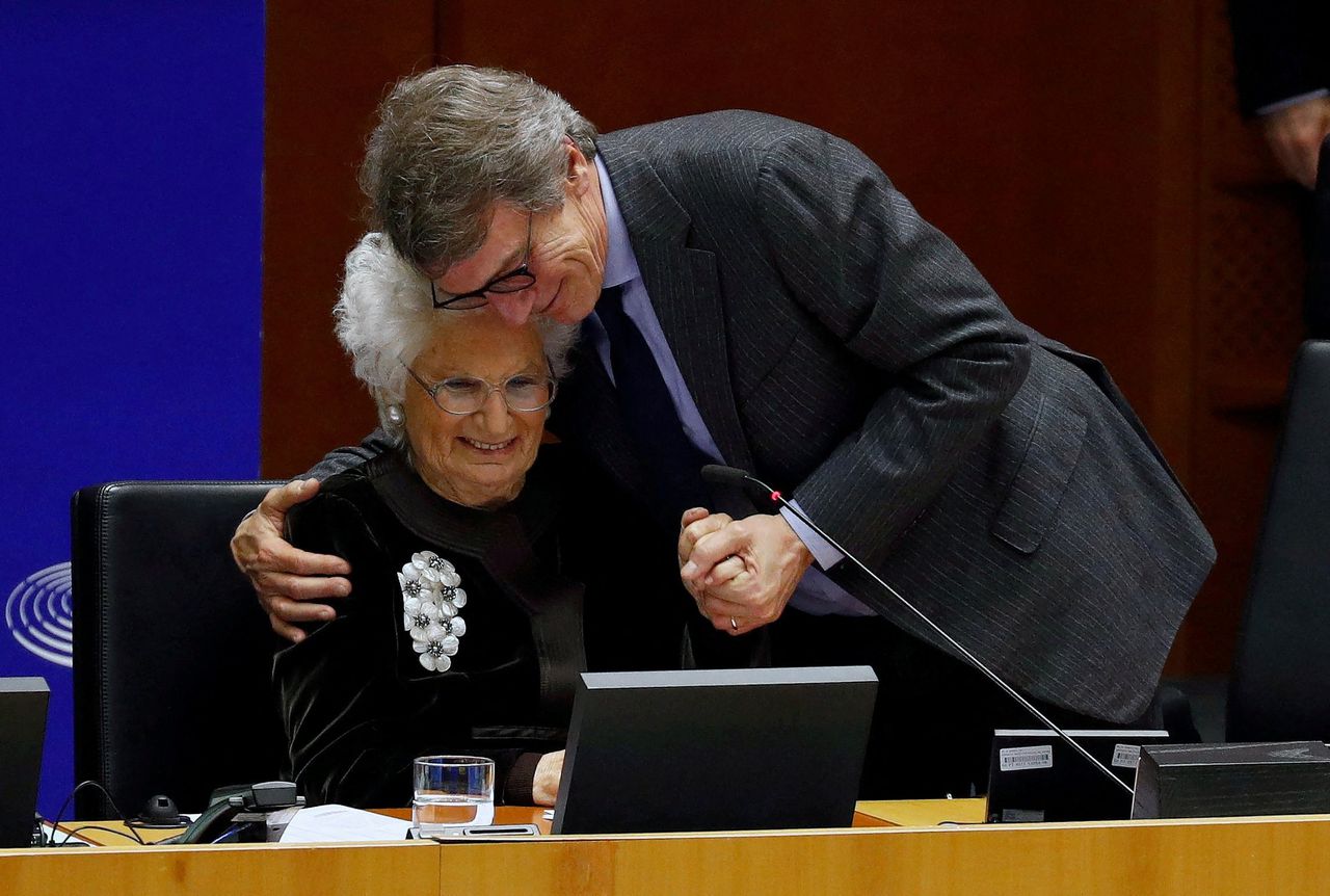 Voorzitter David Sassoli van het Europees Parlement met Holocaust-overlevende Liliana Segre tijdens een herdenking in Brussel, begin 2020.