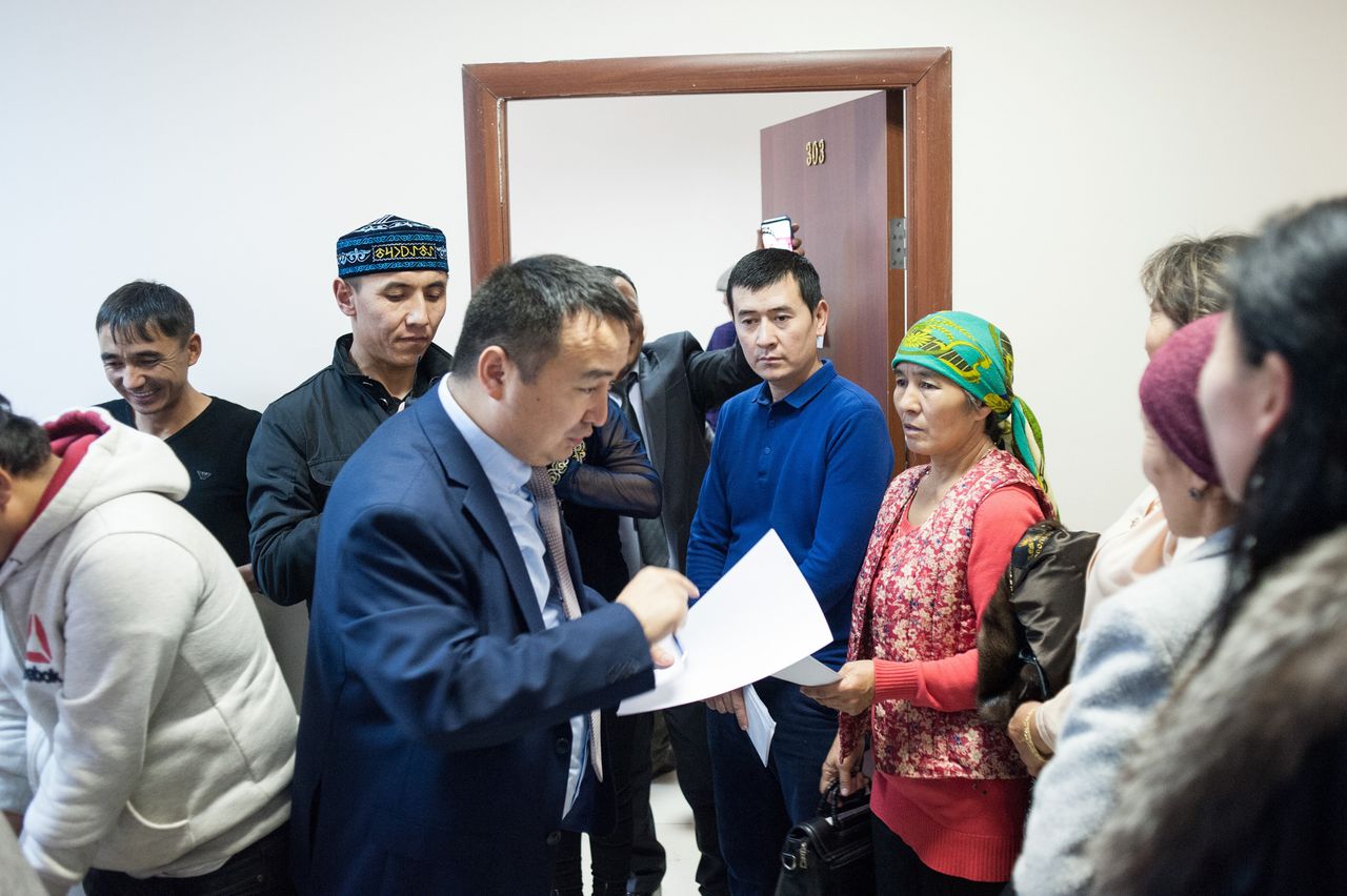 Voorzitter Serikzjan Bilasj (midden) van de organisatie voor mensenrechten Ata-Zjoert, die zich inzet voor Kazachen die in China geïnterneerd worden.