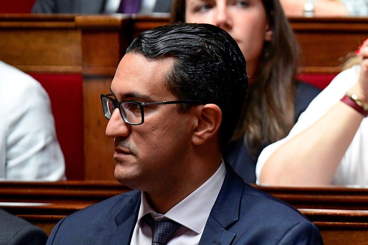 Franse politicus die collega verwondde uit Macron-fractie 