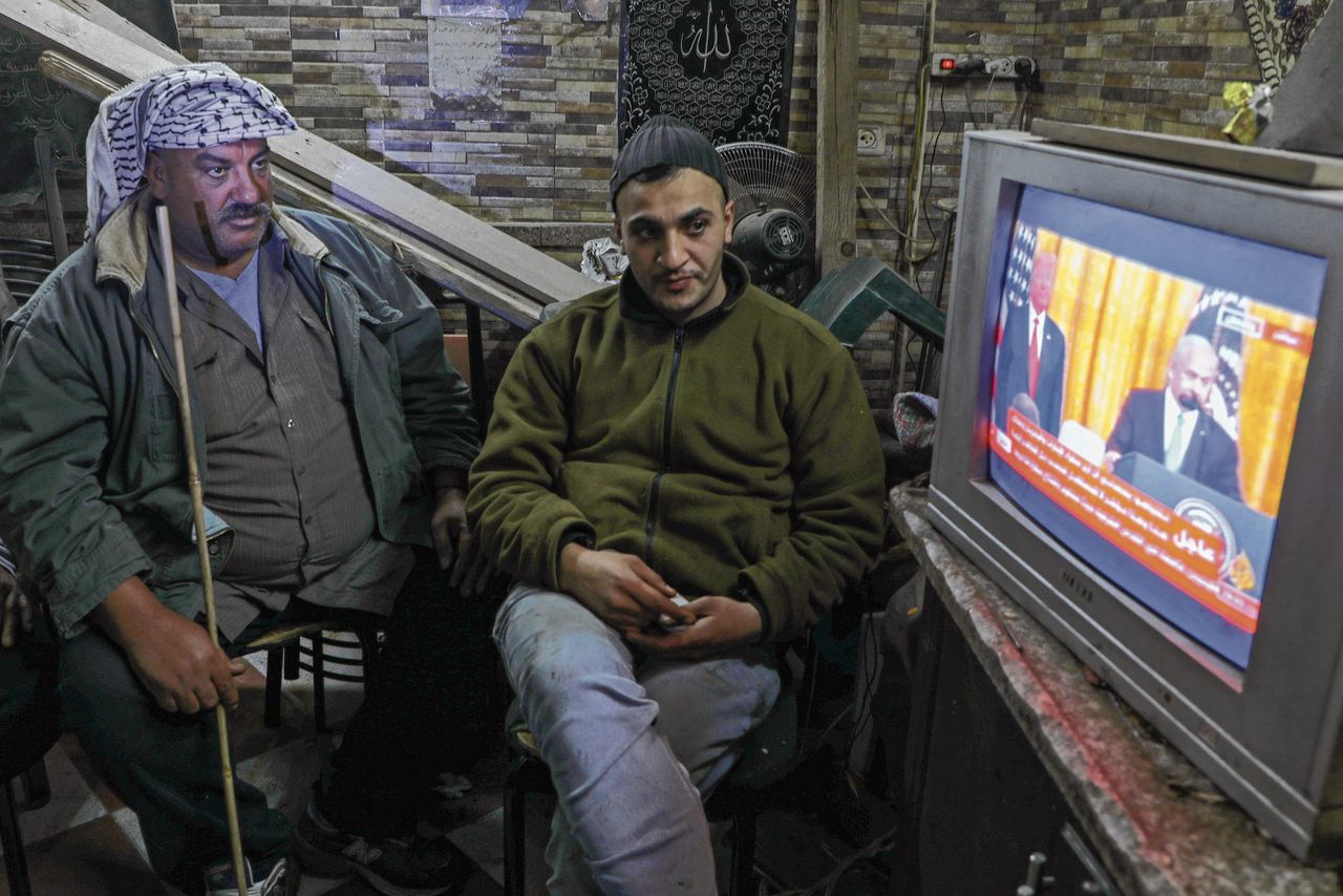 Palestijnen in een vluchtelingenkamp in Nablus (Westelijke Jordaanoever) keken dinsdag naar de bekendmaking van het vredesplan op televisie.