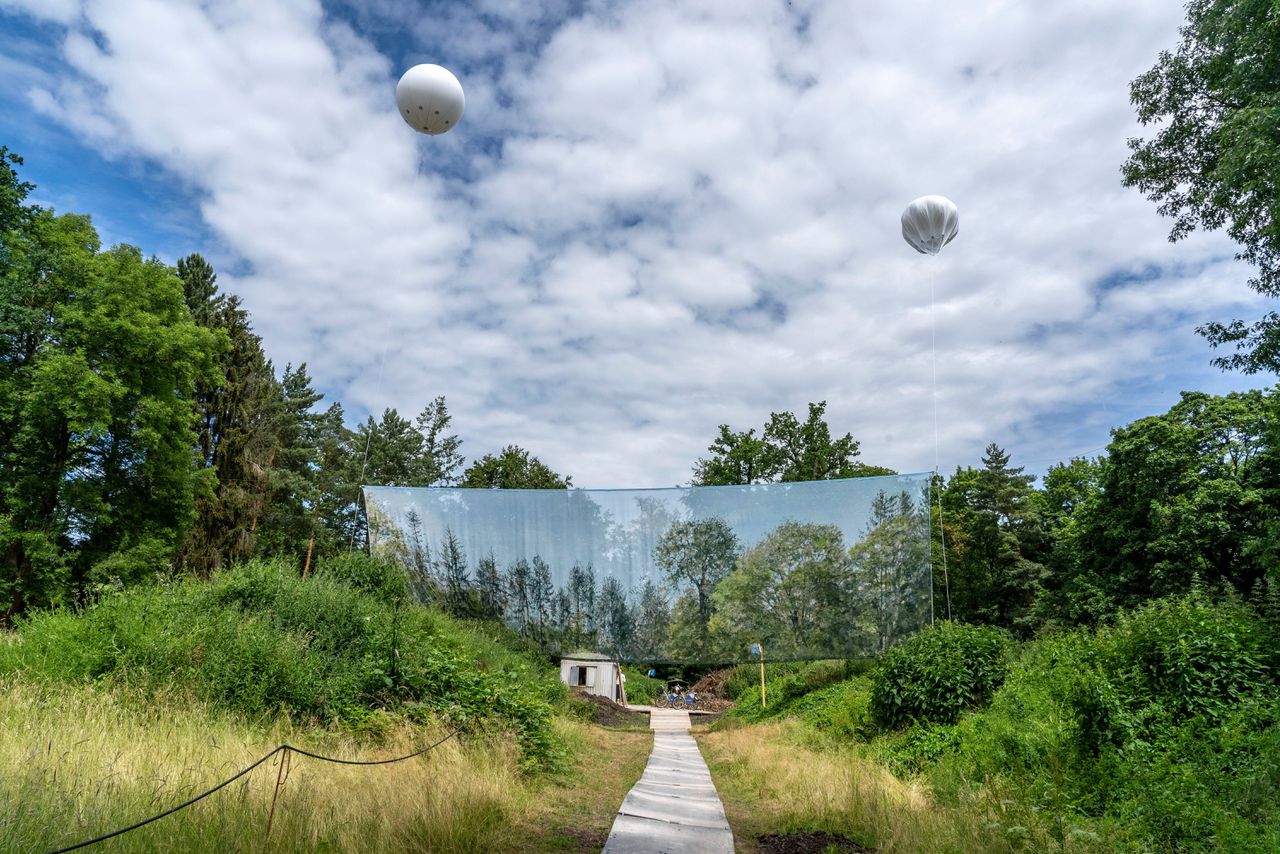 In het Kasselse stadspark Karlsaue heeft het Argentijnse kunstenaarscollectief La Intermundial Holobiente een stilteplek gecreëerd waar je je in een hutje in de natuur kunt terugtrekken.