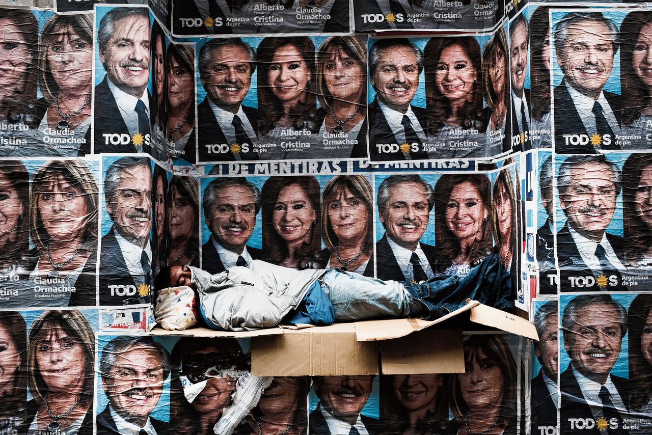 Verkiezingsposters in Argentinië van onder meer Cristina Fernandez de Kirchner (donker haar). Populistische leiders verkleinen de kloof tussen 'volk' en 'elite' zelden.