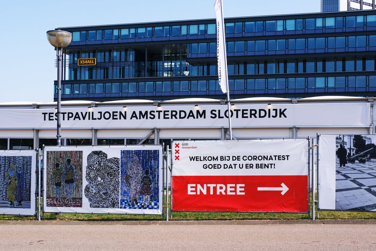 Testpaviljoen bij station Amsterdam Sloterdijk.