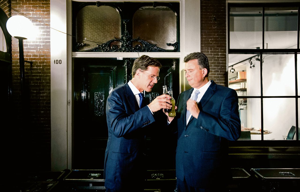 Twee bepalende premiersdebatten. Boven: 2010, Job Cohen (PvdA, links) laat zich overrompelen door Geert Wilders (PVV, rechts).