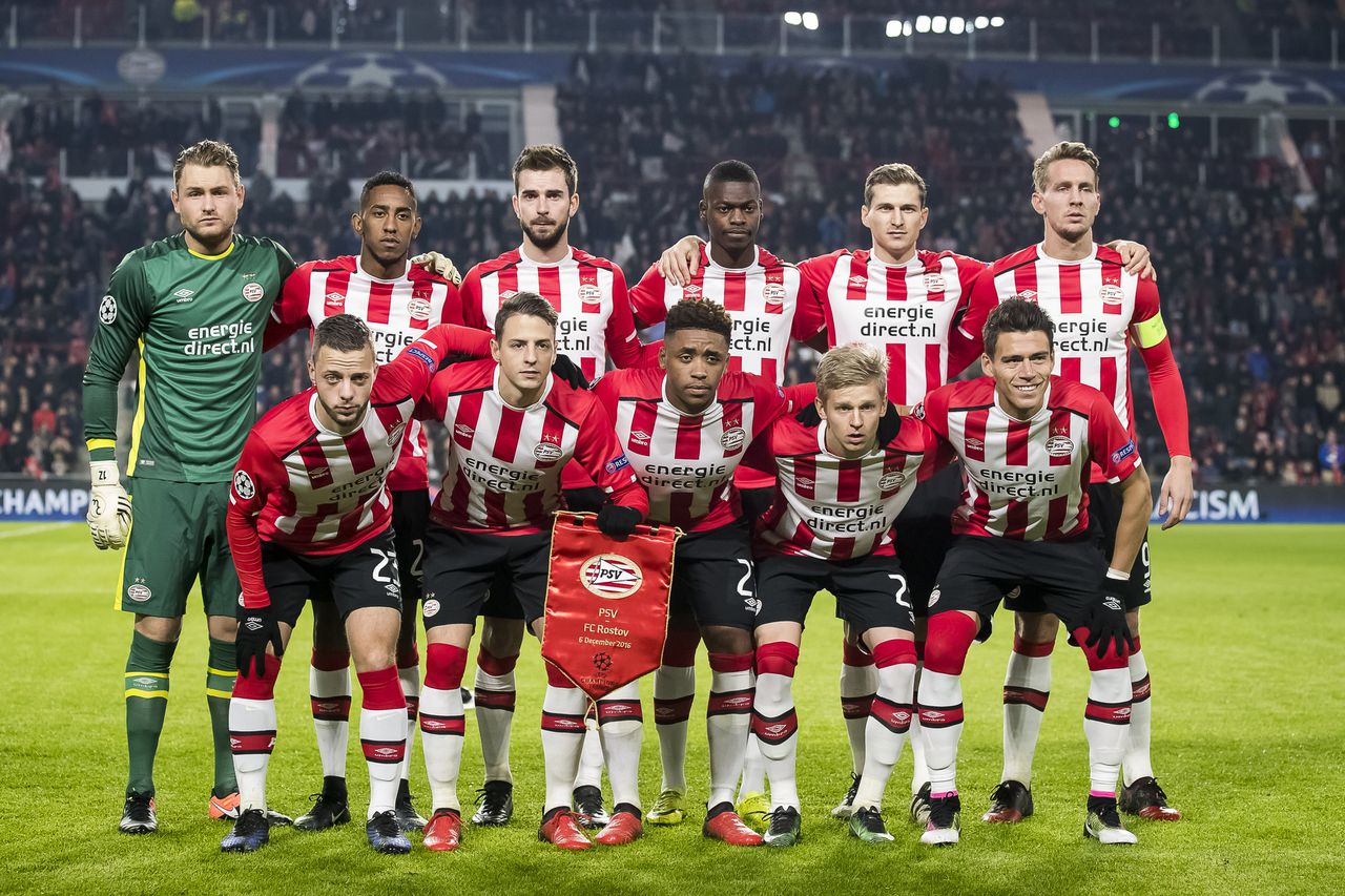 Het elftal van PSV poseert voor de Champions League-wedstrijd thuis tegen Rostov op 6 december.