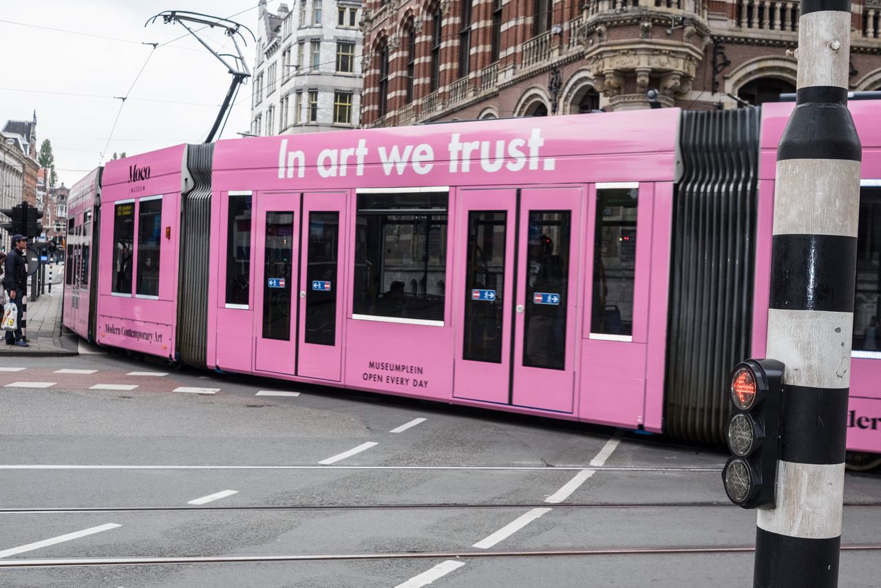 Amsterdamse tram met Moco-reclame.