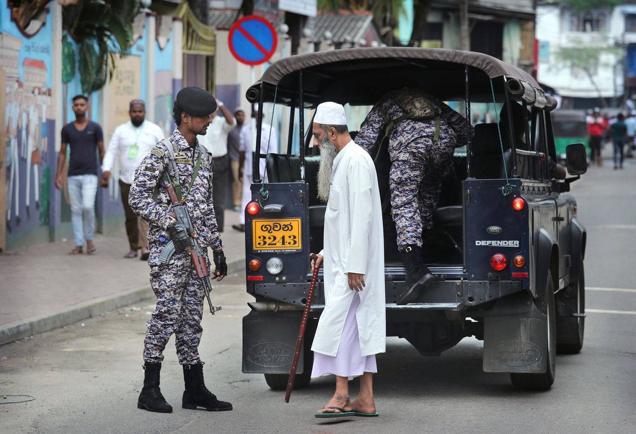 Bijna tienduizend militairen houden in Sri Lanka een klopjacht op de naar schatting enkele tientallen vermeende sympathisanten van de terreurcel achter de aanslagen.