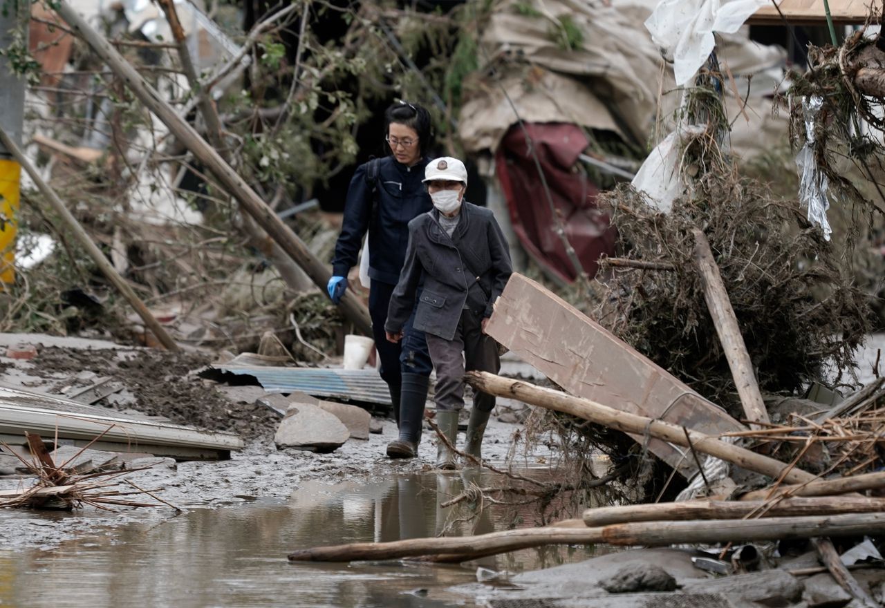 Inwoners van Nagano lopen door het getroffen gebied.
