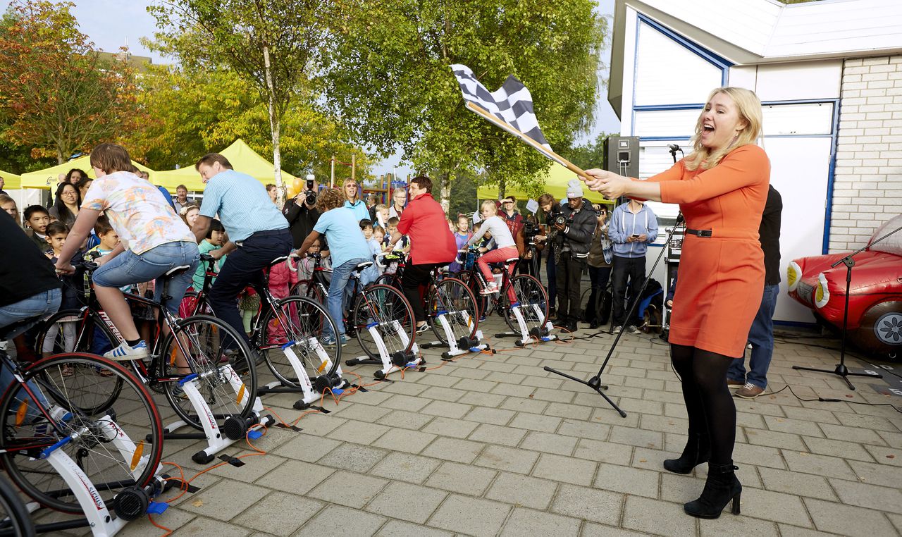 Minister Melanie Schultz van Haegen (Verkeer) promoot in oktober 2014 op het schoolplein van basisschool De Zwaluw in Leiden het belang van fietsverlichting.