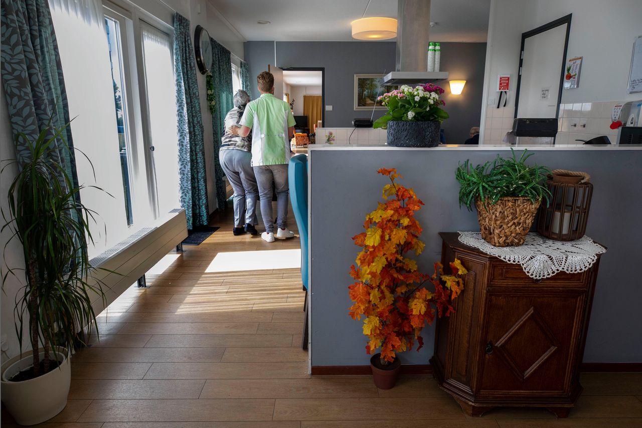 Sommige verpleeghuizen gaan na een corona-uitbraak weer volledig op slot. Andere huizen met kleinere uitbraken – op dit moment zo’n 170 in Nederland – kiezen er soms voor alleen de besmette bewoners te isoleren.
