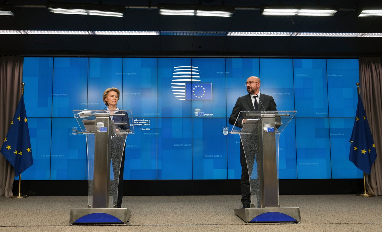 Commissievoorzitter Ursula von der Leyen en EU-raadspresident Charles Michel na afloop van de top. De fase van onderhandelen kan nu beginnen, aldus Michel, dát er een fonds moet komen, beseft nu iedereen.