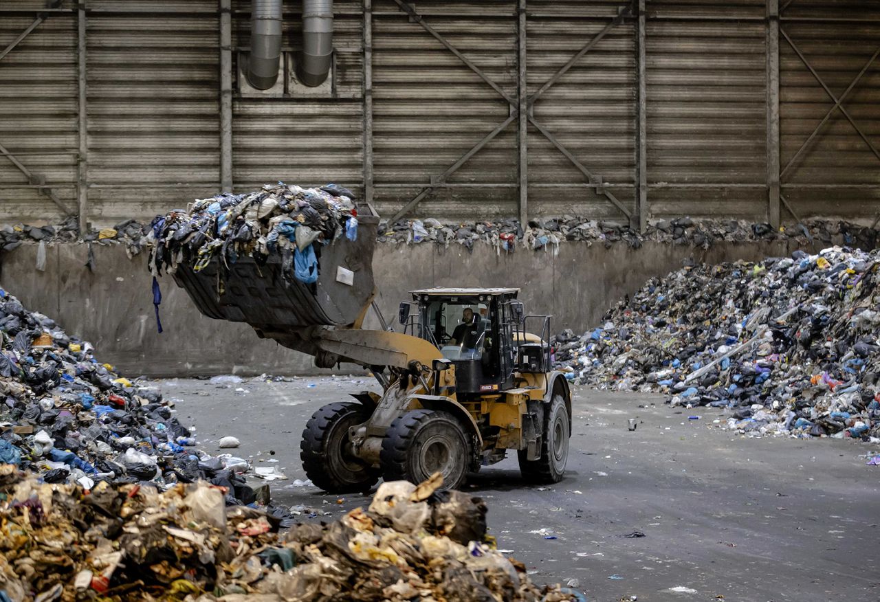 Afvalverwerking bij het Amsterdamse afvalbedrijf AEB.