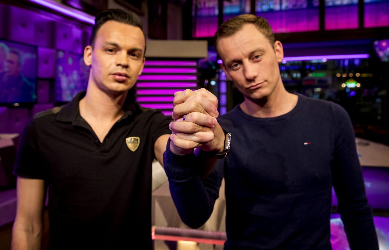 Jasper Vernes-Seratan (r) en zijn man Ronnie Seratan-Vernes gaan bij aanvang van de uitzending van RTL Late Night in de studio hand in hand met elkaar op de foto.