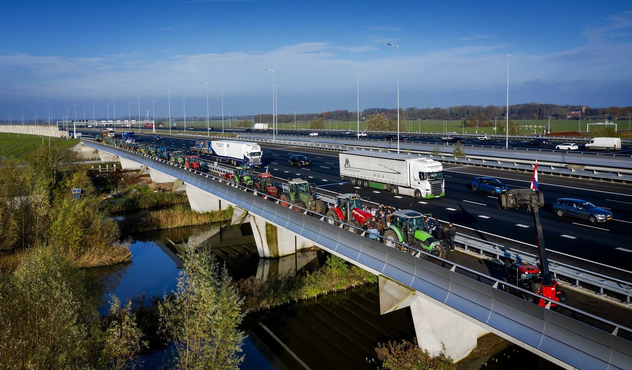 Boeren voeren actie tegen de stikstofmaatregelen langs de snelweg A2, nabij Vinkeveen.