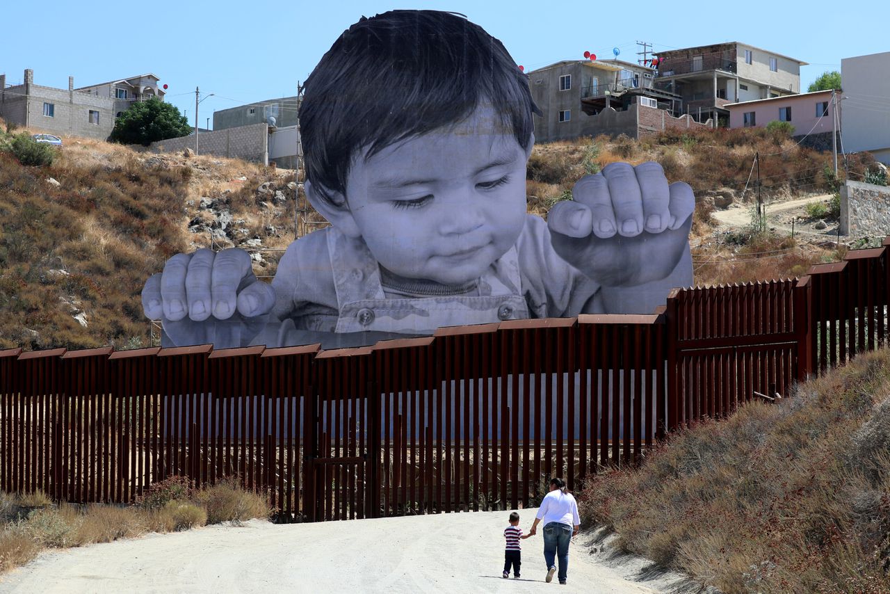 Een kunstwerk op de grens van de VS en Mexico