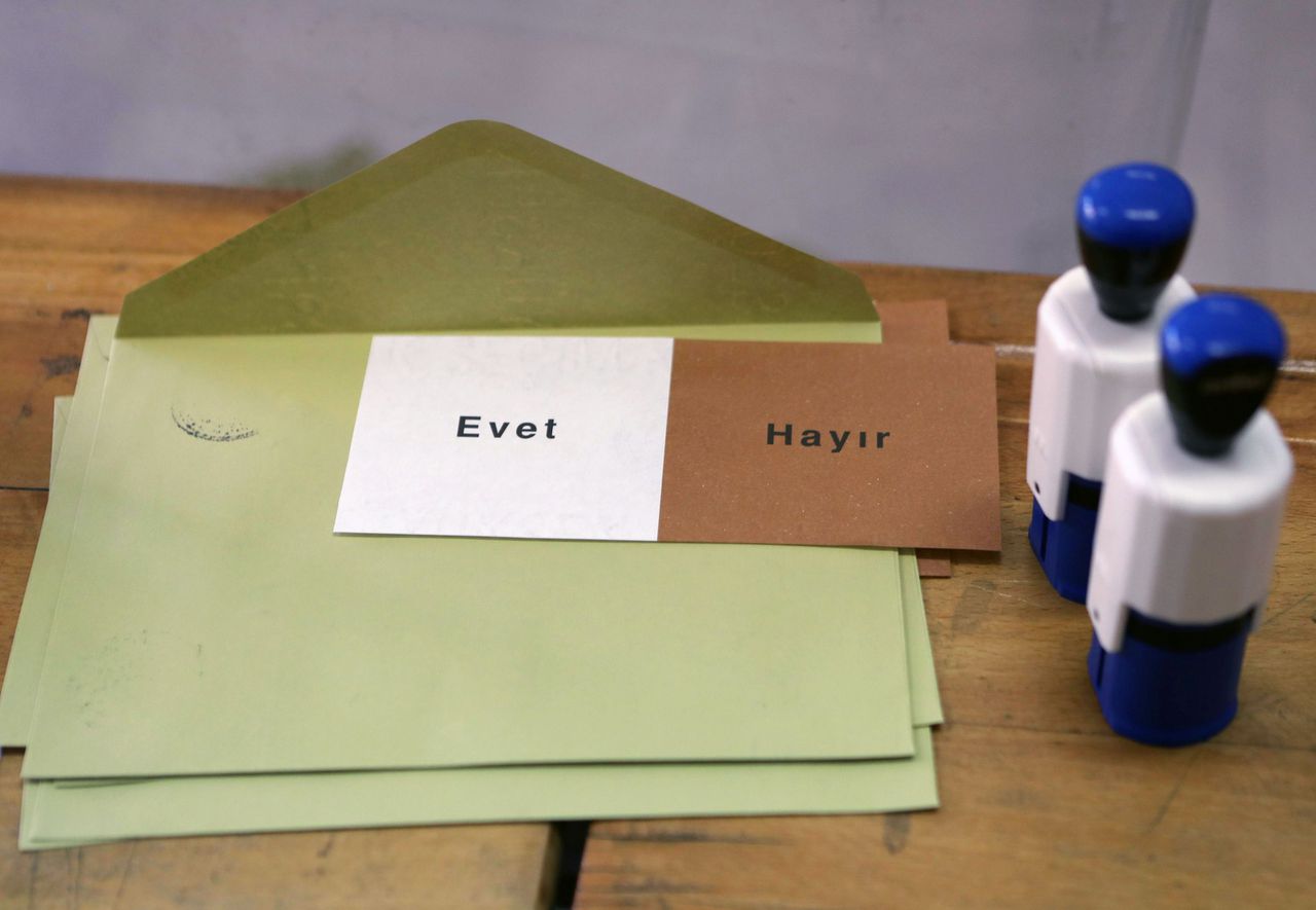Het stemformulier voor het Turkse referendum: evet (ja) of hayir (nee).