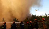 Brandweer zondag bij Agia Paraskevi, een ander gebied waar natuurbranden woeden. 