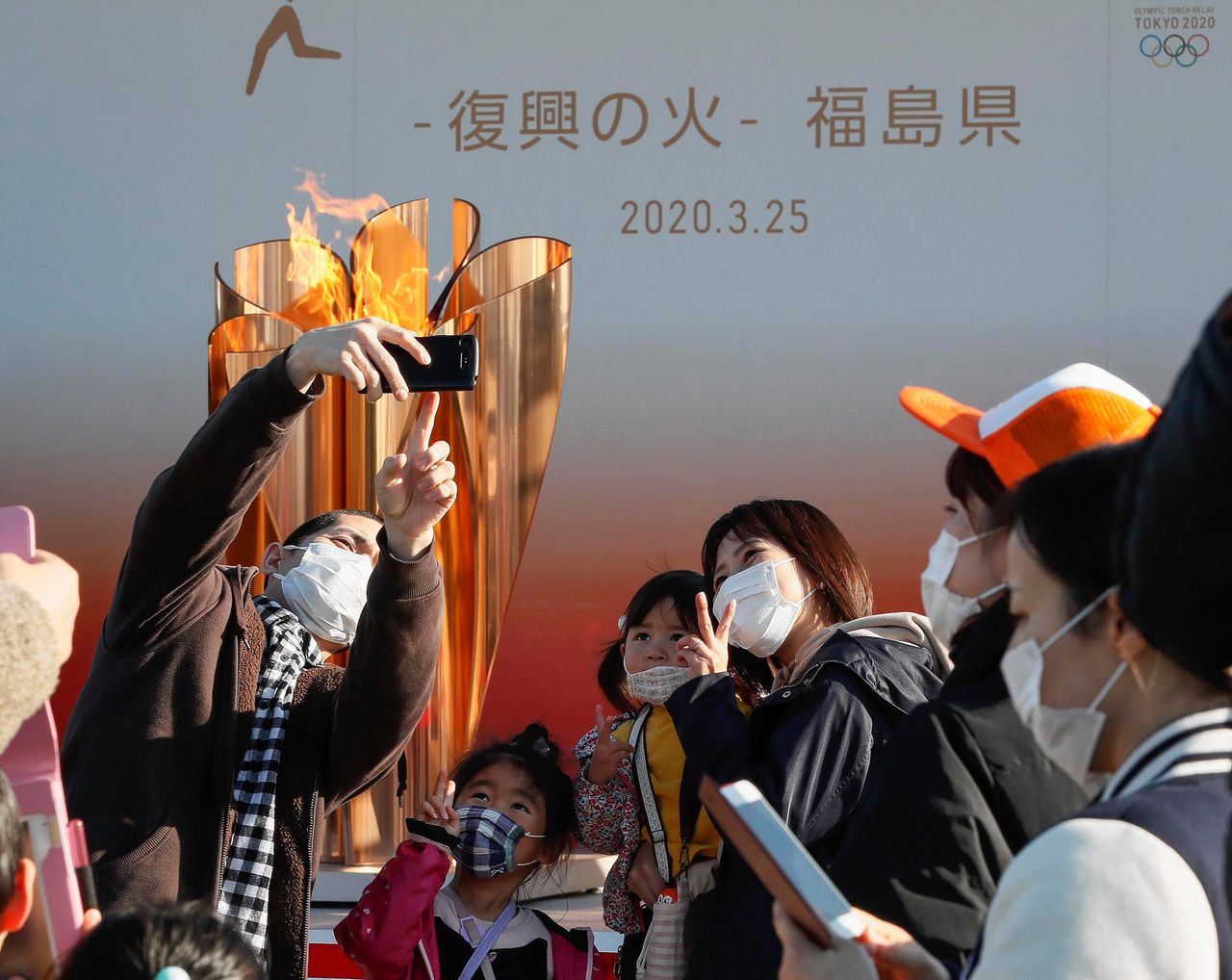 De olympische vlam wordt getoond in Fukushima nadat het IOC de Spelen van 2020 officieel heeft uitgesteld.