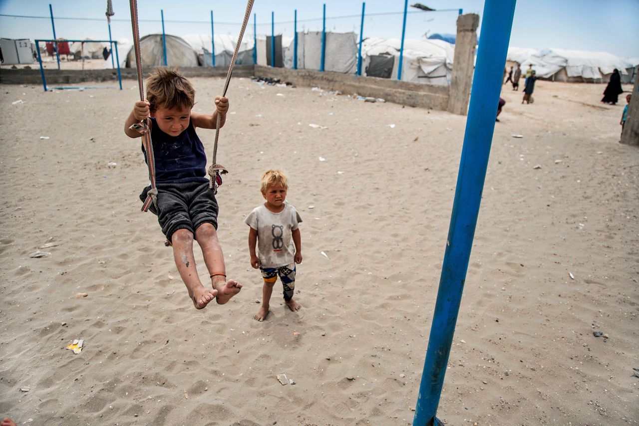 Kinderen spelend in vluchtelingenkamp Al-Hol in Syrië.