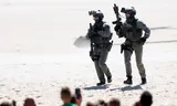 VLISSINGEN – Dienst Speciale Interventies, ook wel de DSI genoemd tijdens het hulpverleningsevenement Rescue Zeeland. Het event wordt eens in de twee jaar georganiseerd om het grote publiek kennis te laten maken met de hulpverlening door onder andere politie en Defensie. ANP BAS CZERWINSKI