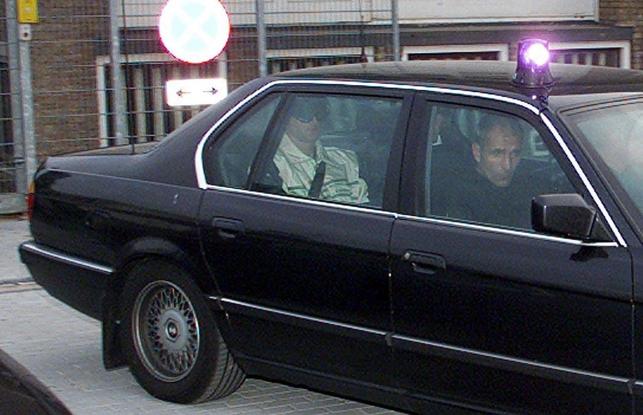 Een eerder gemaakte foto van Mink Kok, rechts achterin de auto. Het Openbaar Ministerie heeft om de uitlevering naar Nederland gevraagd van Kok en de medeverdachte.