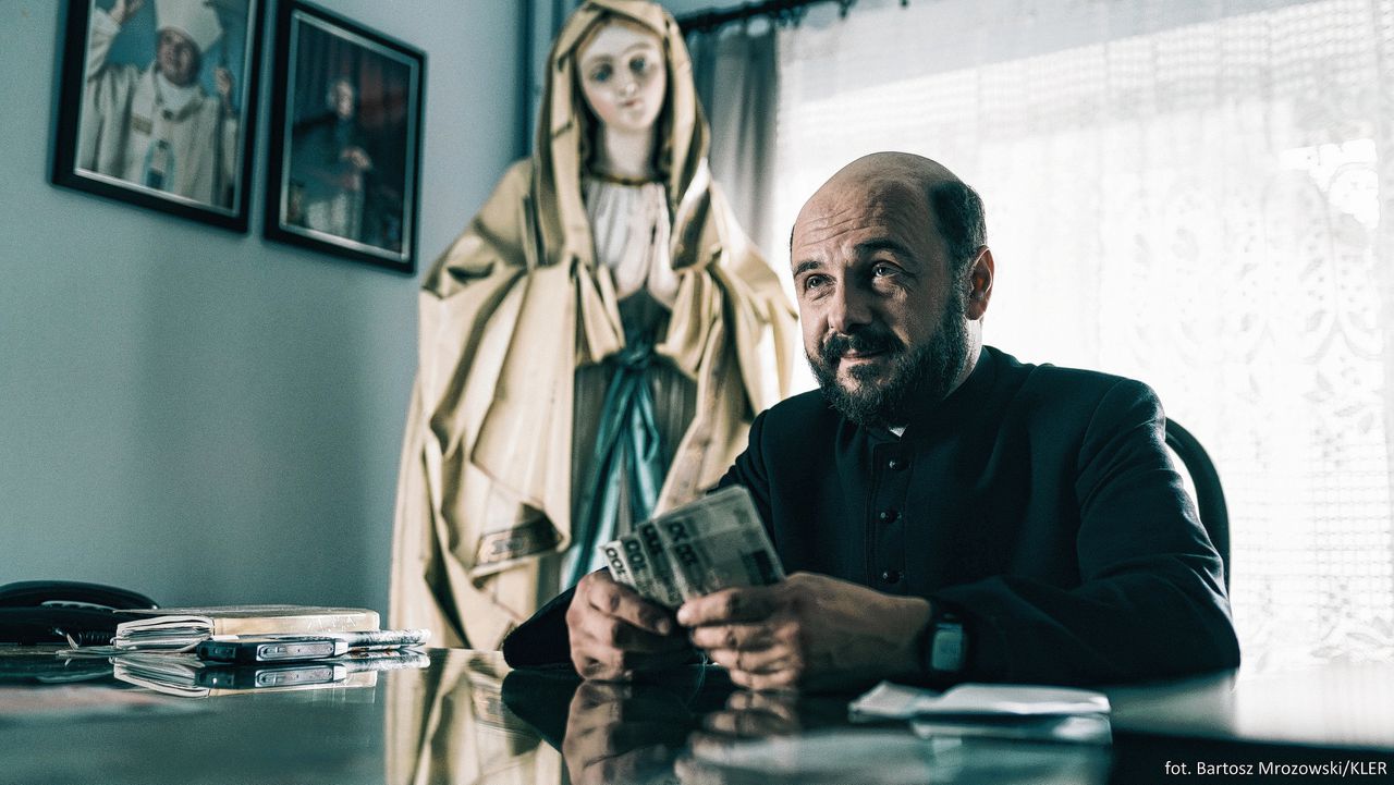 Arkadiusz Jakubik speelt een priester die wappert met bankbiljetten. Kler is een bioscoophit in Polen: ruim 3,5 miljoen bezoekers binnen drie weken.