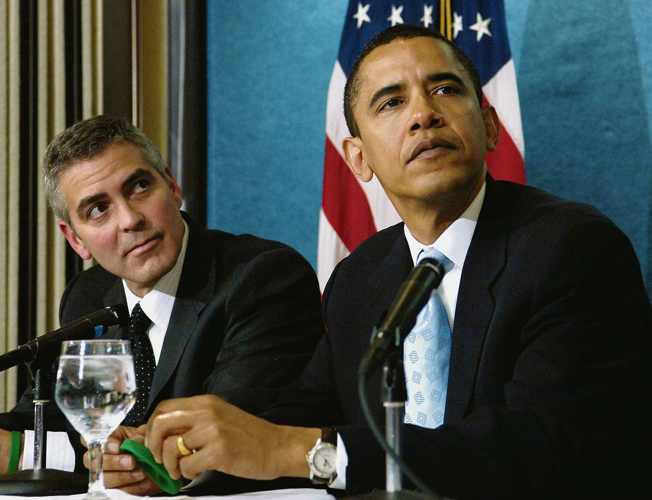 Foto waar streetartist Shepard Fairey het Obama-hoofd van leende voor zijn beroemde verkiezingsposter (zie rechtsboven).