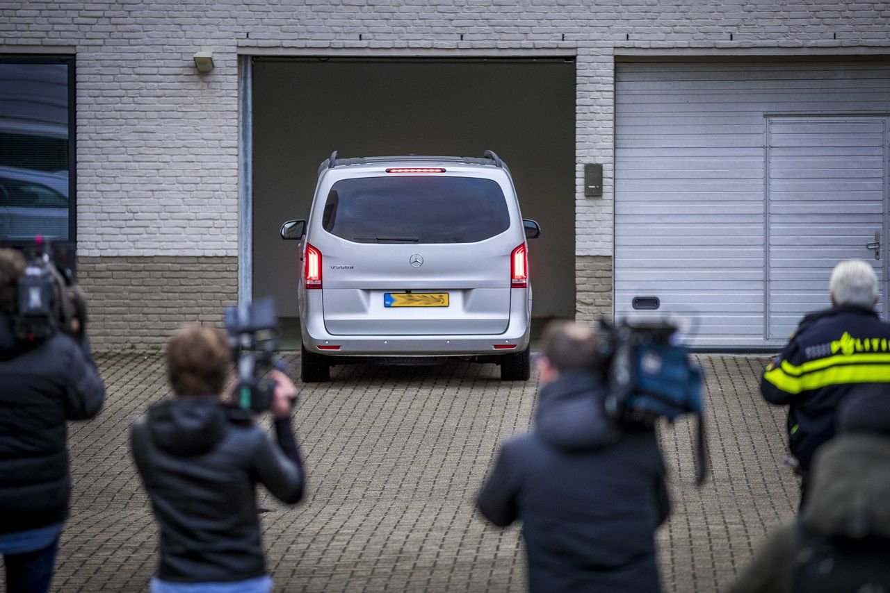 Een geblindeerde auto met mogelijk verdachte Jos B. arriveert vrijdagochtend bij de rechtszaal