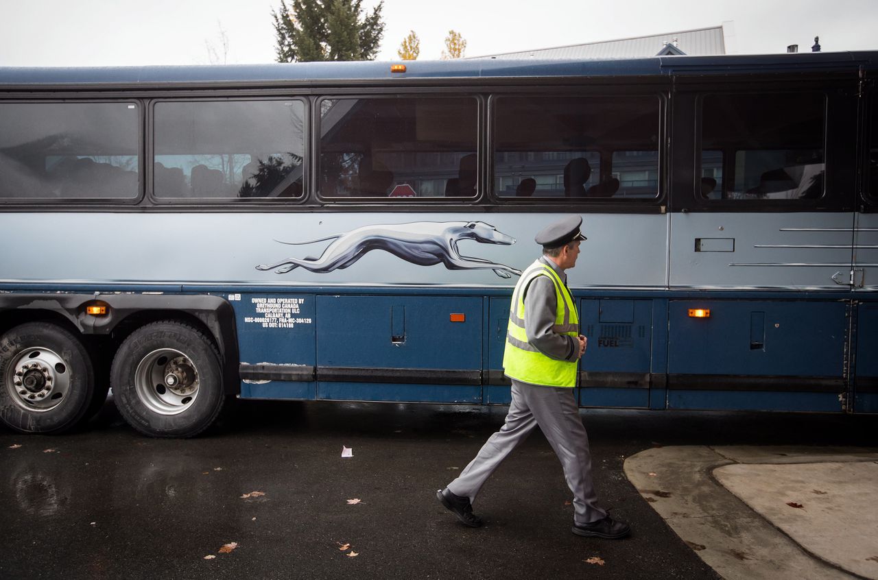Een Greyhoundchauffeur loopt richting zijn bus in het Canadese Vancouver.