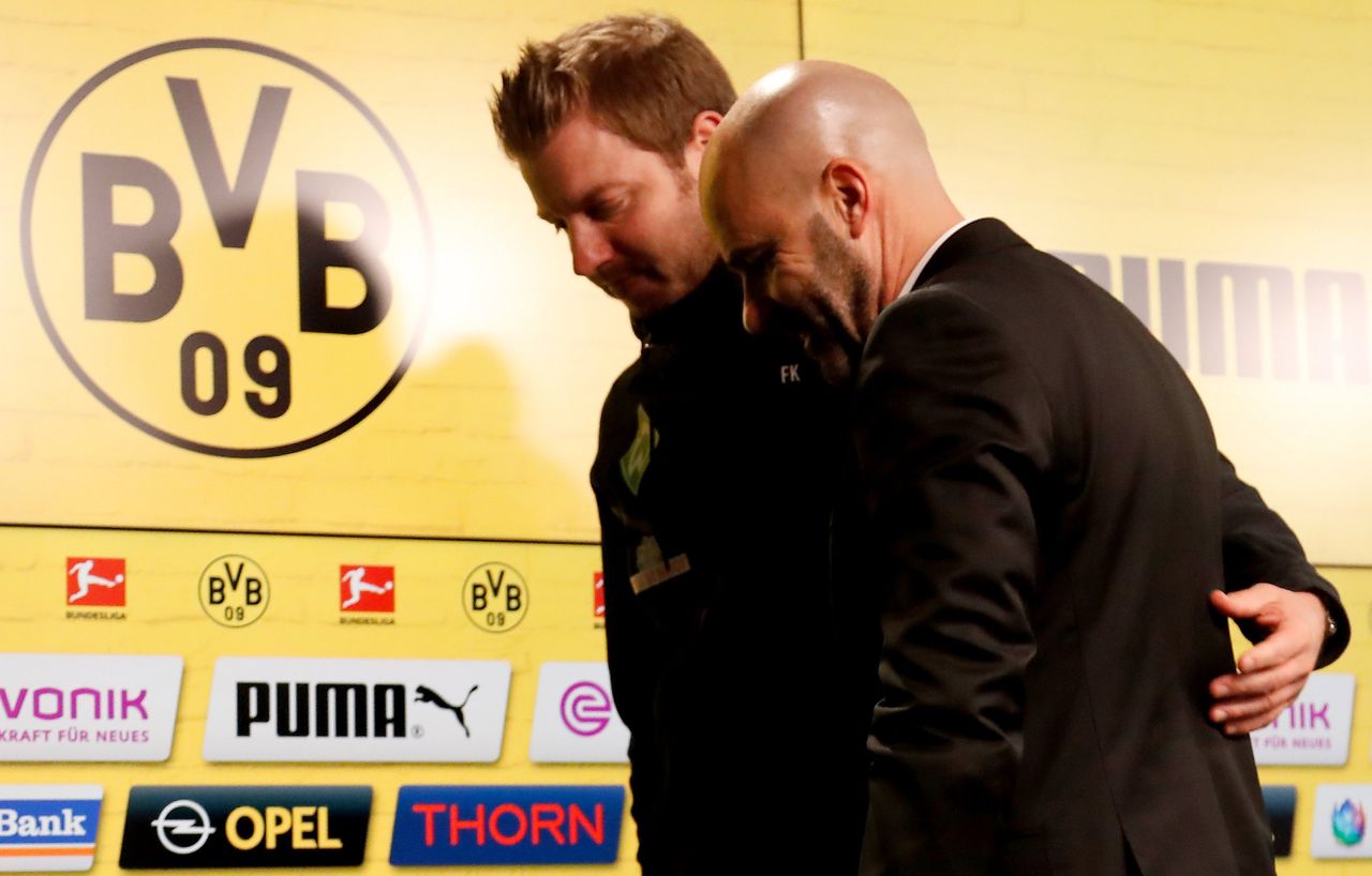 Dortmund-coach Peter Bosz (r) met zijn collega Florian Kohfeldt van Werder Bremen (l) na de 1-2 in Dortmund.
