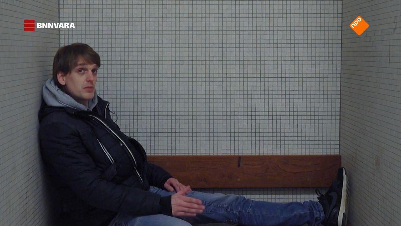 Max in een isoleercel, beeld uit de documentaire in Max, een leven in TBS (BNNVARA).