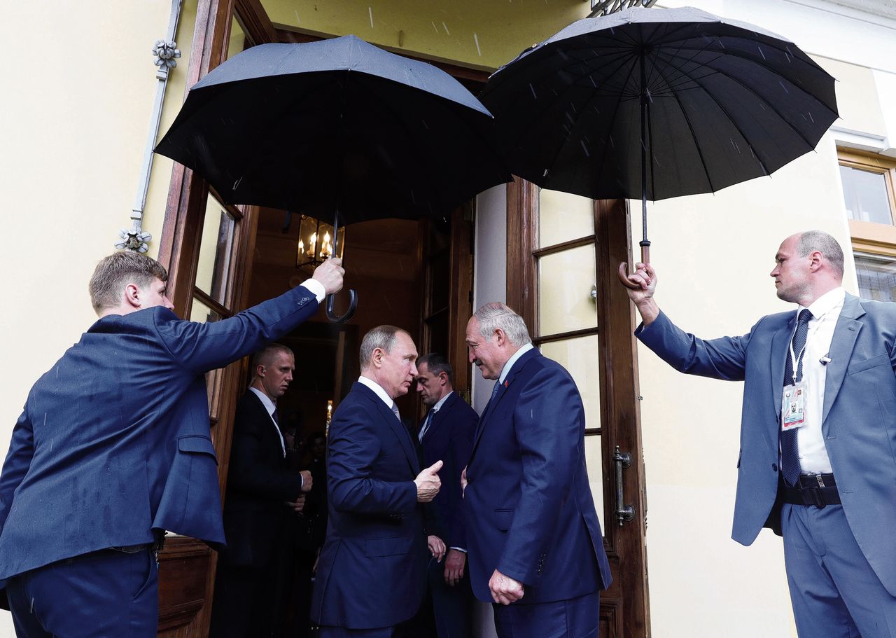 De Russische president Poetin (links) spreekt deze zomer met zijn Wit-Russische ambtgenoot Loekasjenko.