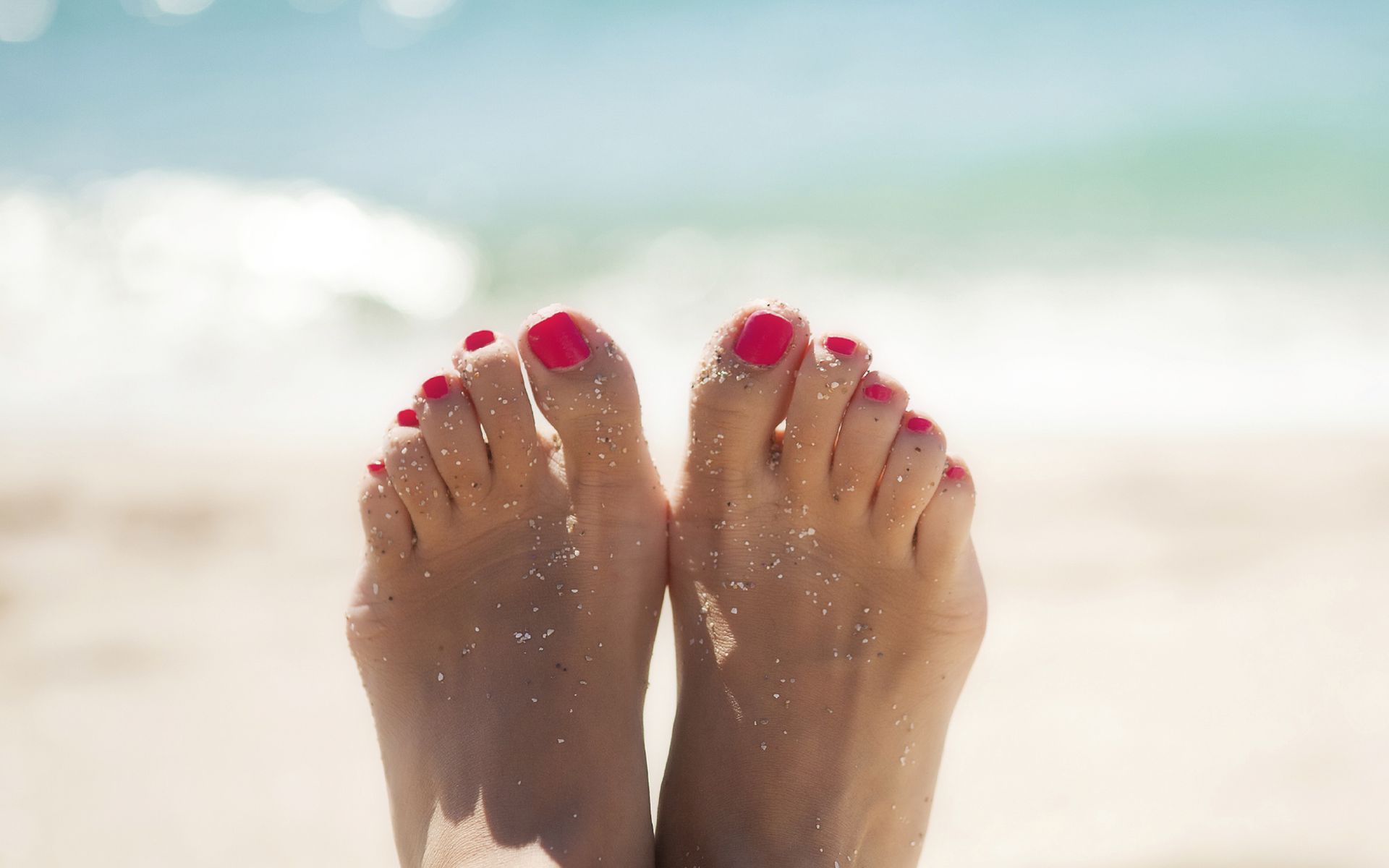 Пятки моделей. Красивые женские ноги. Красивые стопы. Стопы девушек на пляже. Красивые ступни.