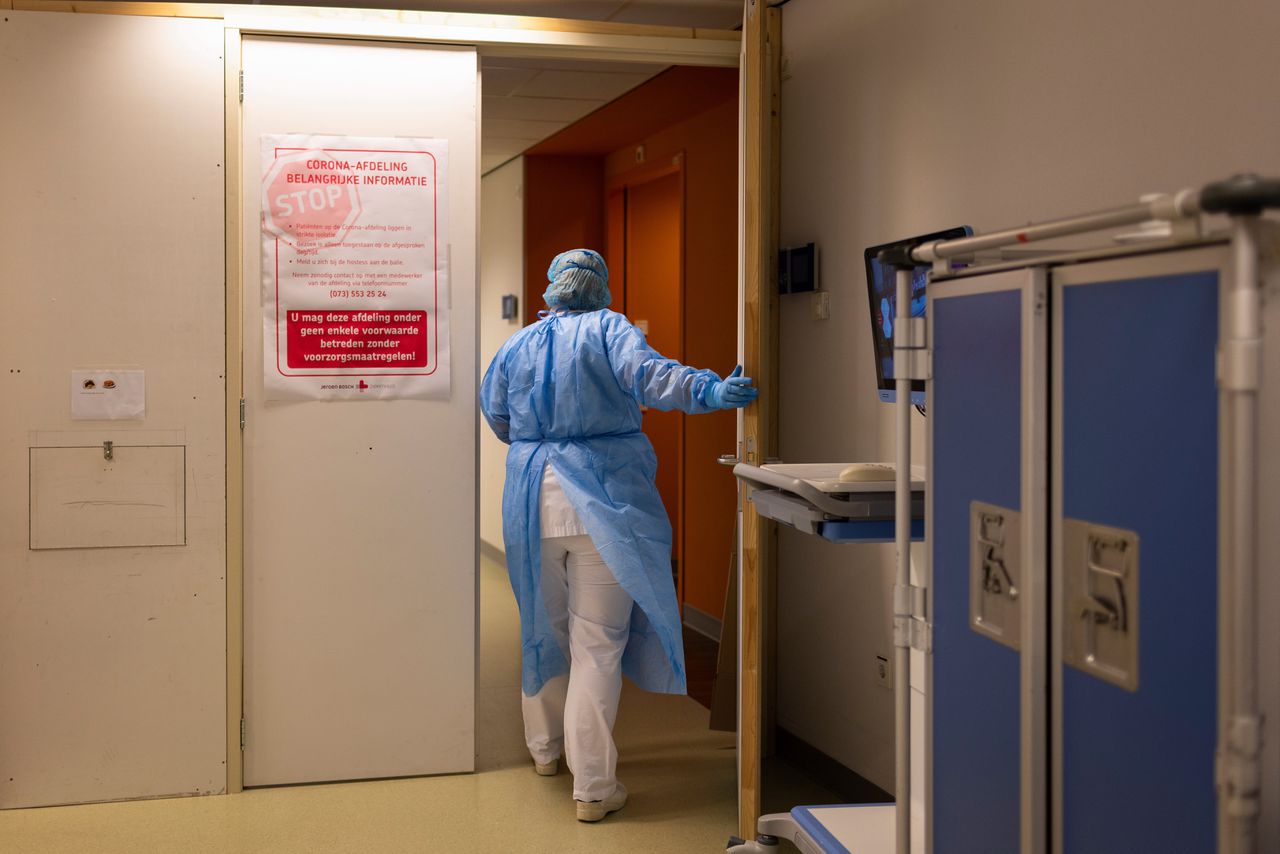 Sommige Nederlandse ziekenhuizen hebben zo’n groot tekort aan personeel, dat ze medewerkers inzetten die positief testen op Covid-19.