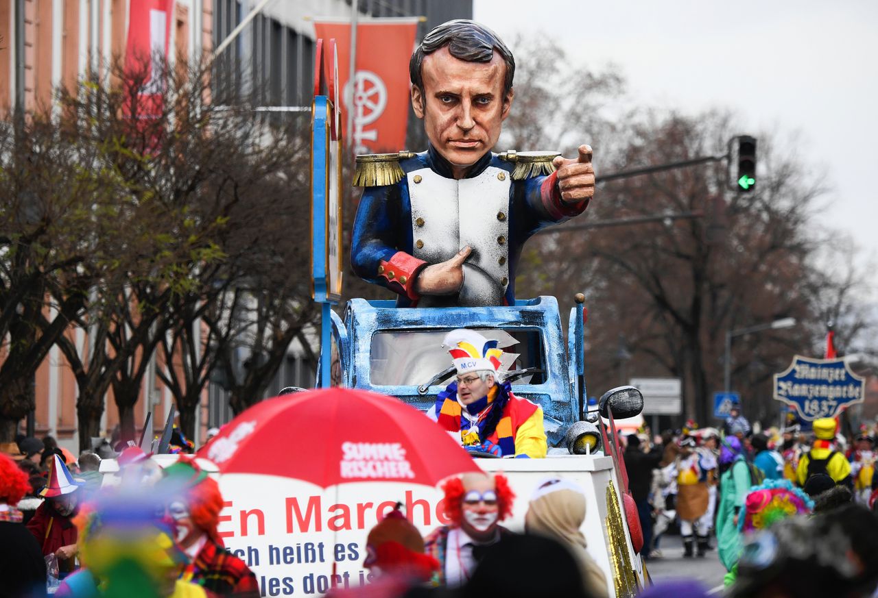 Carnavalsoptocht in het Duitse Mainz. Op de praalwagen een nagebouwde Emmanuel Macron.