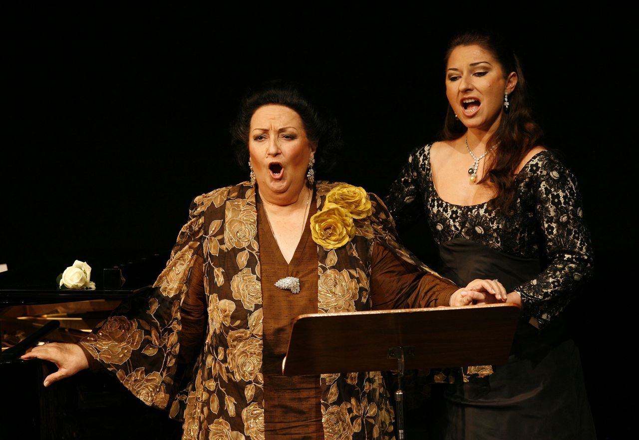 Caballé zingt in 2006 in Basel met haar dochter tijdens een viering van haar 50-jarige jublieum als operazangeres.