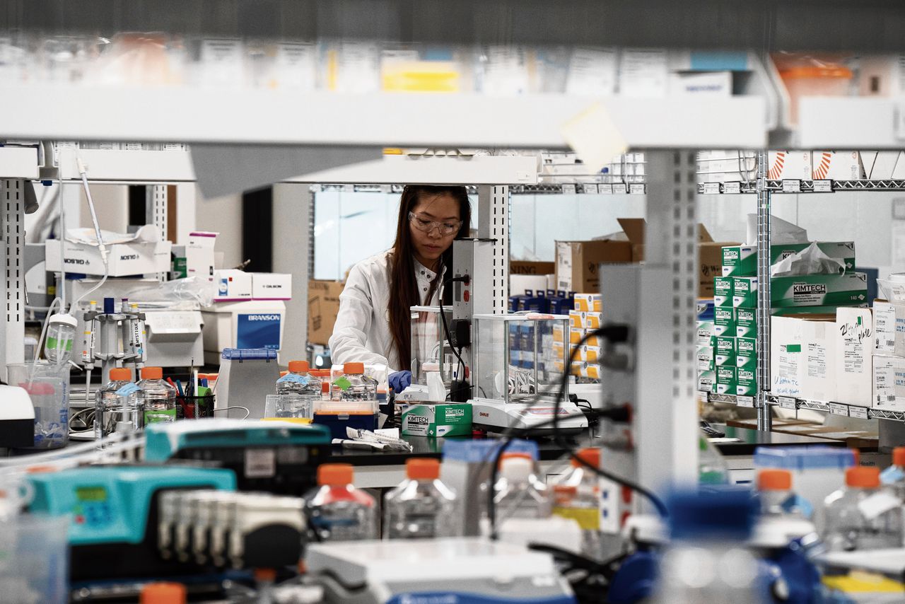 Een onderzoeker van farmaceut Arcturus Therapeutics doet onderzoek naar een vaccin voor Covid-19 in een laboratorium in het Californische San Diego.