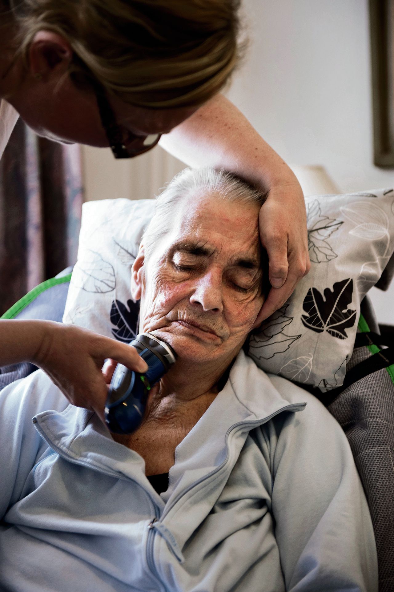 Patiënt met de ziekte van Alzheimer wordt geschoren in een verpleegtehuis.